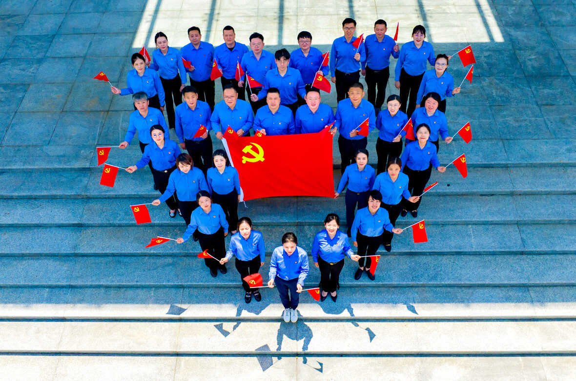 我與黨旗合個(gè)影 | 凌云建裝擔(dān)使命！